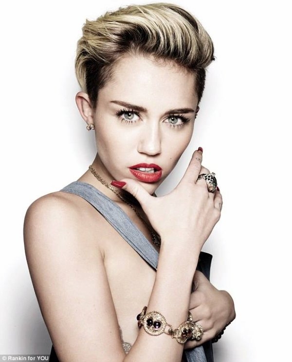 
	
	Miley Cyrus tên thật là Destiny Hope Cyrus. Vào năm 2008, Miley đã làm thủ tục chính thức đổi tên thành Miley Ray Cyrus.